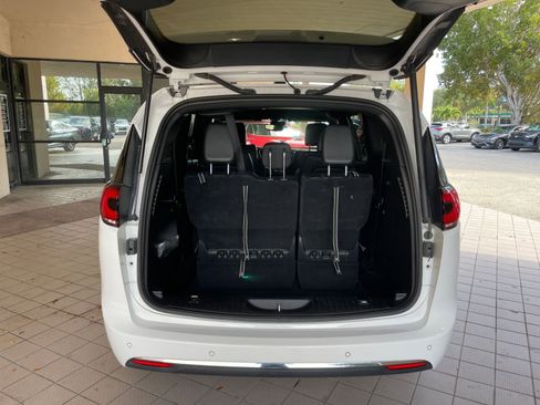 Used 2025 Chrysler Pacifica Select image 29
