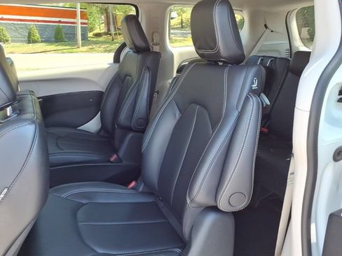 Used 2024 Chrysler Pacifica Limited FWD image 6