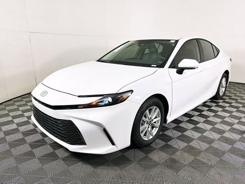 Used 2025 Toyota Camry LE image 7