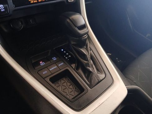 Used 2020 Toyota RAV4 XLE w/ Convenience Package FWD image 22