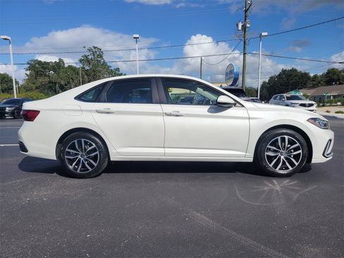 Certified 2025 Volkswagen Jetta SE image 5