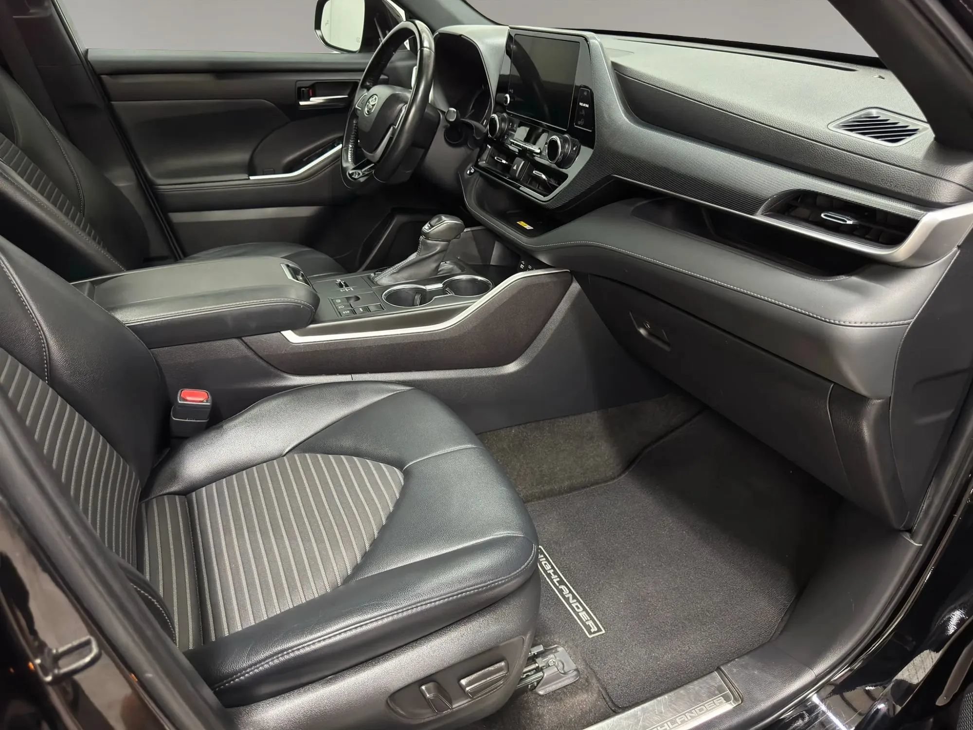 Used 2023 Toyota Highlander XSE FWD image 14