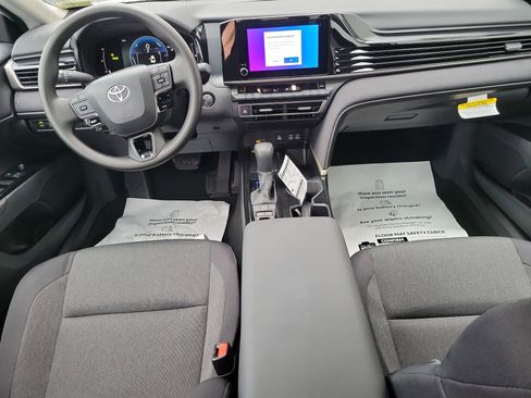 Used 2025 Toyota Camry LE image 15