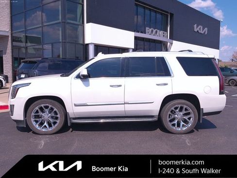 Used 2016 Cadillac Escalade Luxury AWD/4WD image 2