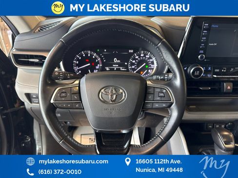 Used 2020 Toyota Highlander XLE AWD/4WD image 16