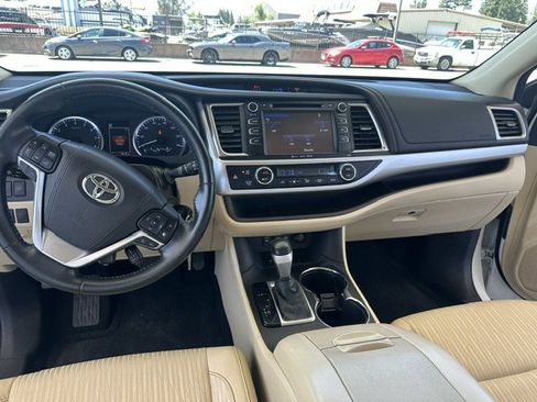 Used 2017 Toyota Highlander Plus FWD image 24
