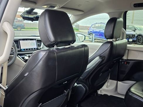 Used 2024 Chrysler Pacifica Touring-L FWD image 21
