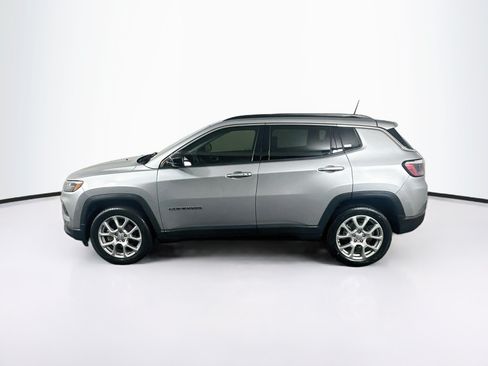Used 2022 Jeep Compass Latitude w/ Sun and Sound Group AWD/4WD image 4