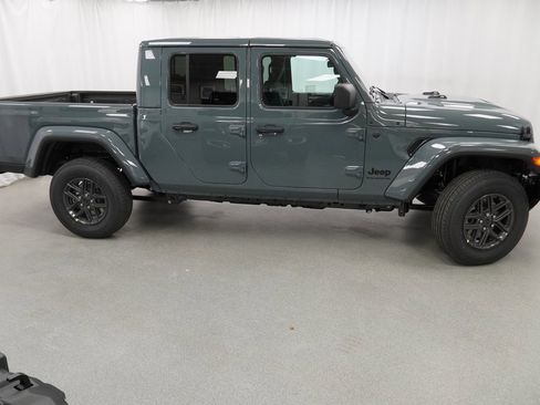 New 2026 Jeep Gladiator Sport image 9