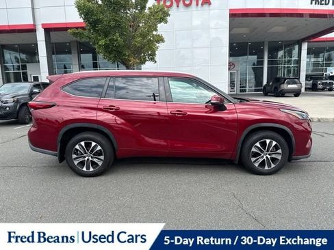 Used 2023 Toyota Highlander XLE AWD/4WD image 5