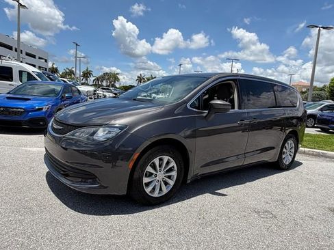 Used 2017 Chrysler Pacifica Touring w/ Tire & Wheel Group FWD image 3