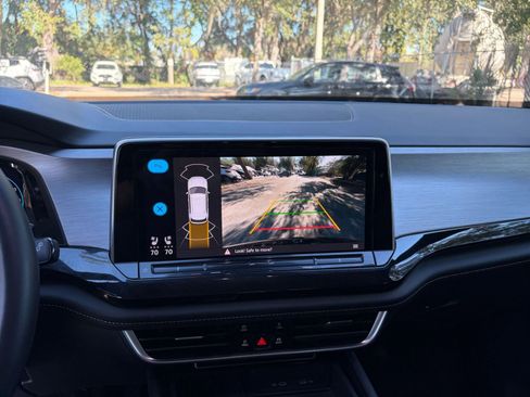 Used 2025 Volkswagen Atlas Cross Sport SE image 17