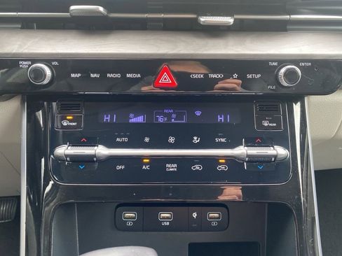 Used 2023 Kia Carnival EX image 10