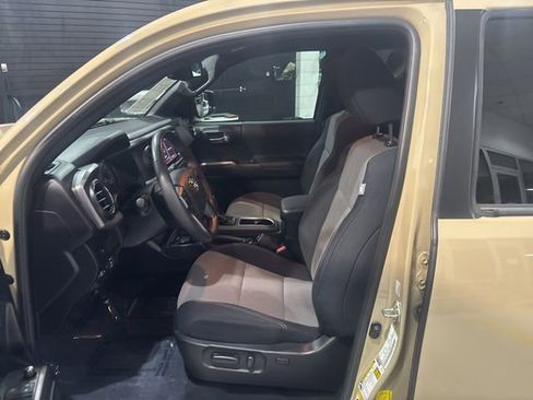 Used 2020 Toyota Tacoma TRD Off-Road w/ Technology Package AWD/4WD image 14