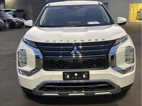 Used 2025 Mitsubishi Outlander SE image 3