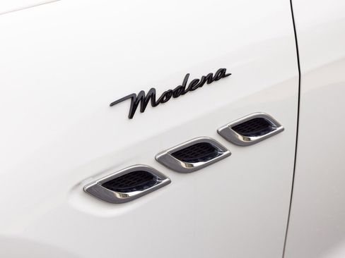 Used 2022 Maserati Quattroporte Modena image 17