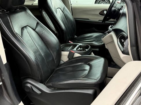 Used 2017 Chrysler Pacifica Touring-L image 9