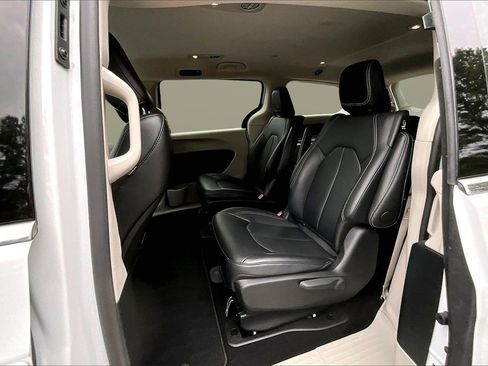 Certified 2024 Chrysler Pacifica Select image 22