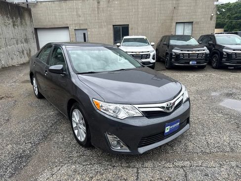 Used 2014 Toyota Camry XLE w/ Leather Package FWD image 9