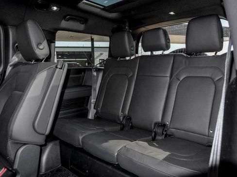 Used 2025 Land Rover Defender 130 X-Dynamic SE image 16