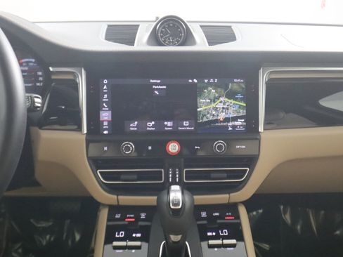 Certified 2025 Porsche Macan image 19