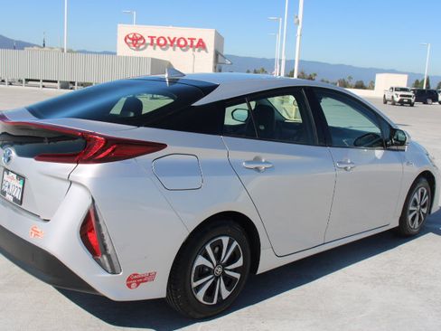 Used 2018 Toyota Prius Prime Premium FWD image 3