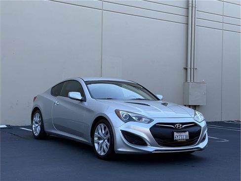 Used 2013 Hyundai Genesis 2.0T RWD image 2