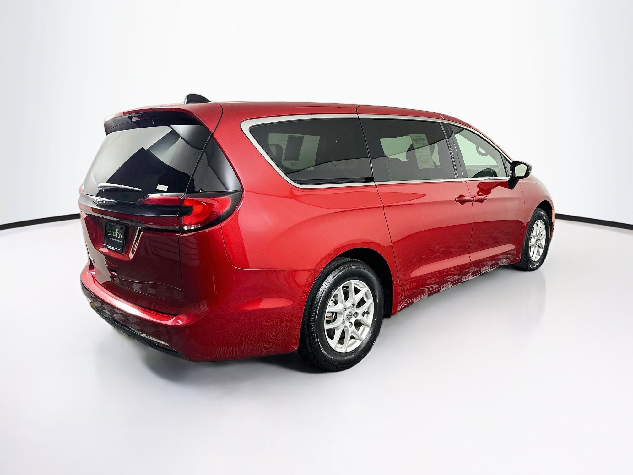 Used 2025 Chrysler Pacifica Select FWD image 9
