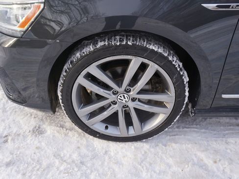 Used 2017 Volkswagen Passat 1.8T R-Line w/ R-Line Lighting Package image 9