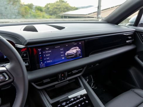 New 2025 Porsche Macan Electric RWD image 34