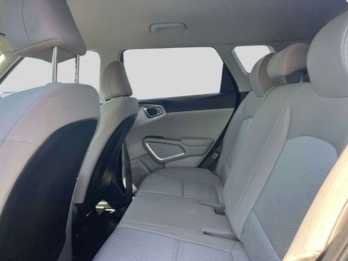 Used 2023 Kia Soul LX w/ LX Technology Package FWD image 11