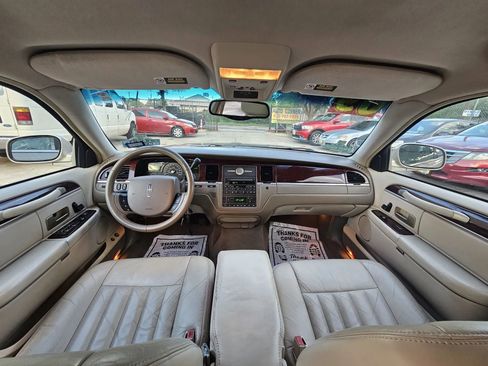 Used 2005 Lincoln Town Car Signature RWD image 7