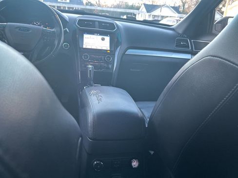 Used 2017 Ford Explorer XLT w/ Equipment Group 202A image 16