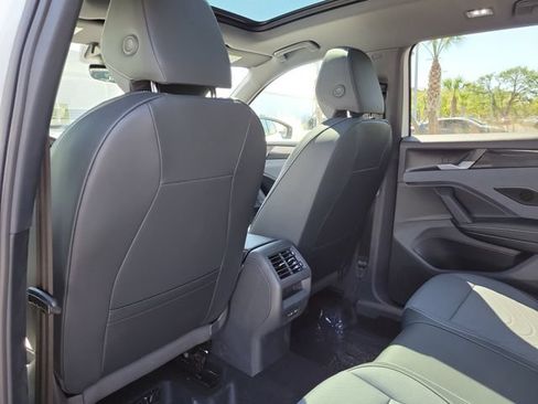New 2026 Volkswagen Tiguan SE R-Line FWD image 11