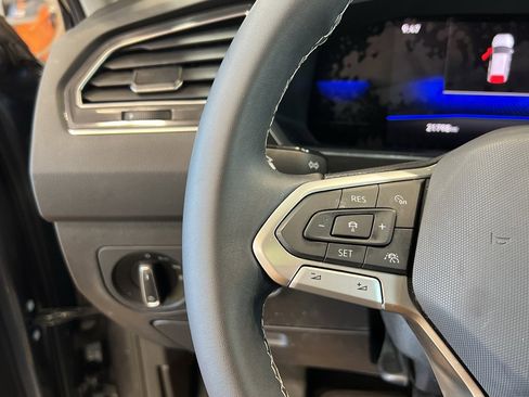 Used 2022 Volkswagen Tiguan SE image 32