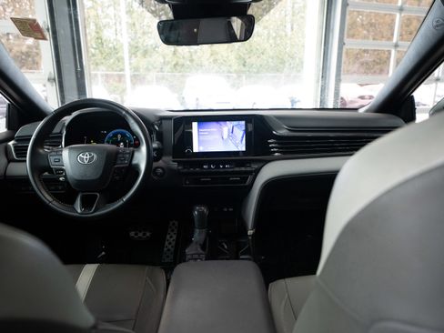 Used 2025 Toyota Camry SE w/ Convenience Package image 20