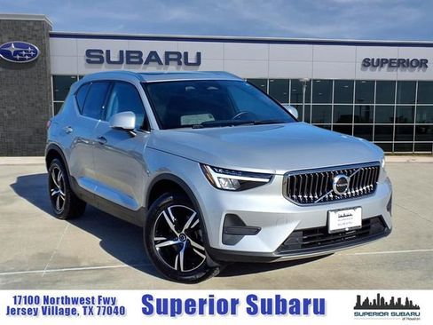 Used 2025 Volvo XC40 B5 Core AWD/4WD image 1