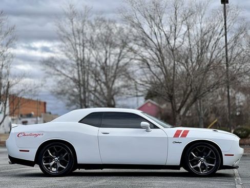 Used 2018 Dodge Challenger SXT image 4