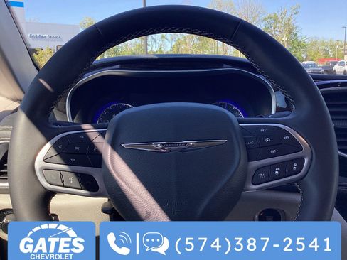 Used 2024 Chrysler Pacifica Limited FWD image 33