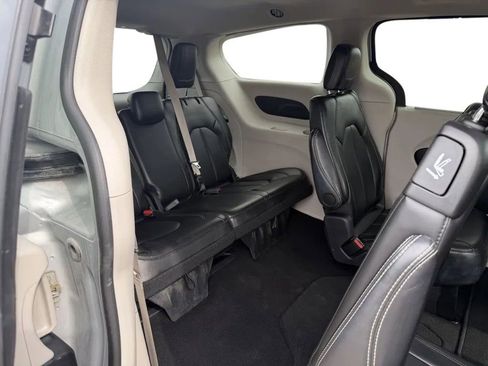 Used 2024 Chrysler Pacifica Touring-L image 34