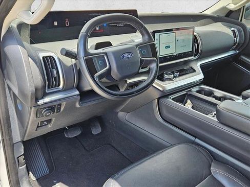 Used 2025 Ford Expedition Platinum AWD/4WD image 9