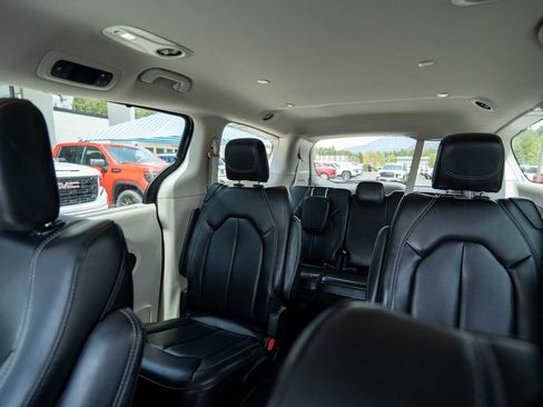 Used 2023 Chrysler Pacifica Touring-L FWD image 11