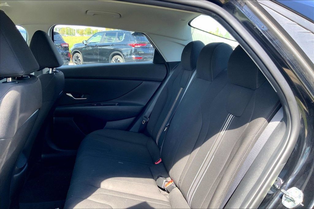 Used 2022 Hyundai Elantra SEL w/ Convenience Package FWD image 11