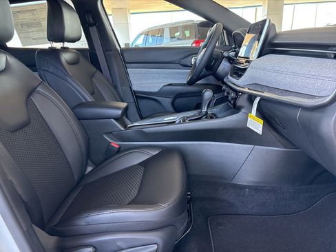 New 2026 Jeep Compass Latitude image 14