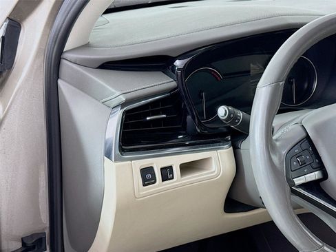 Used 2023 Cadillac XT6 Premium Luxury image 3