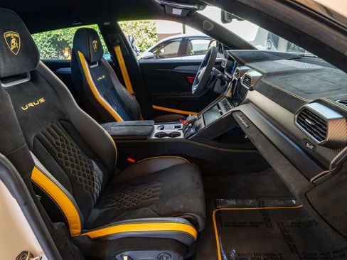 Used 2024 Lamborghini Urus Performante AWD/4WD image 23