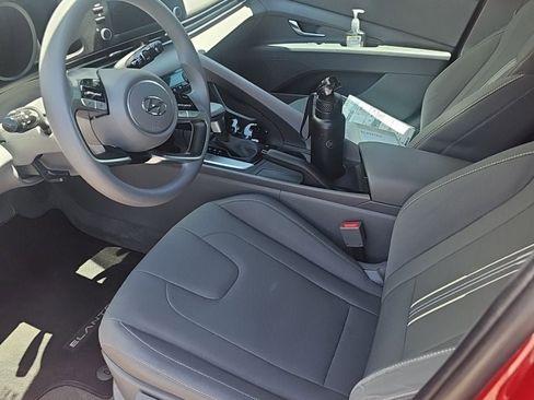 Used 2023 Hyundai Elantra SEL w/ Preferred Accessory Package FWD image 10