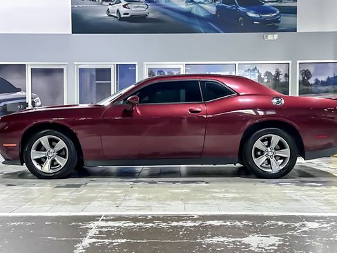 Used 2019 Dodge Challenger SXT RWD image 2