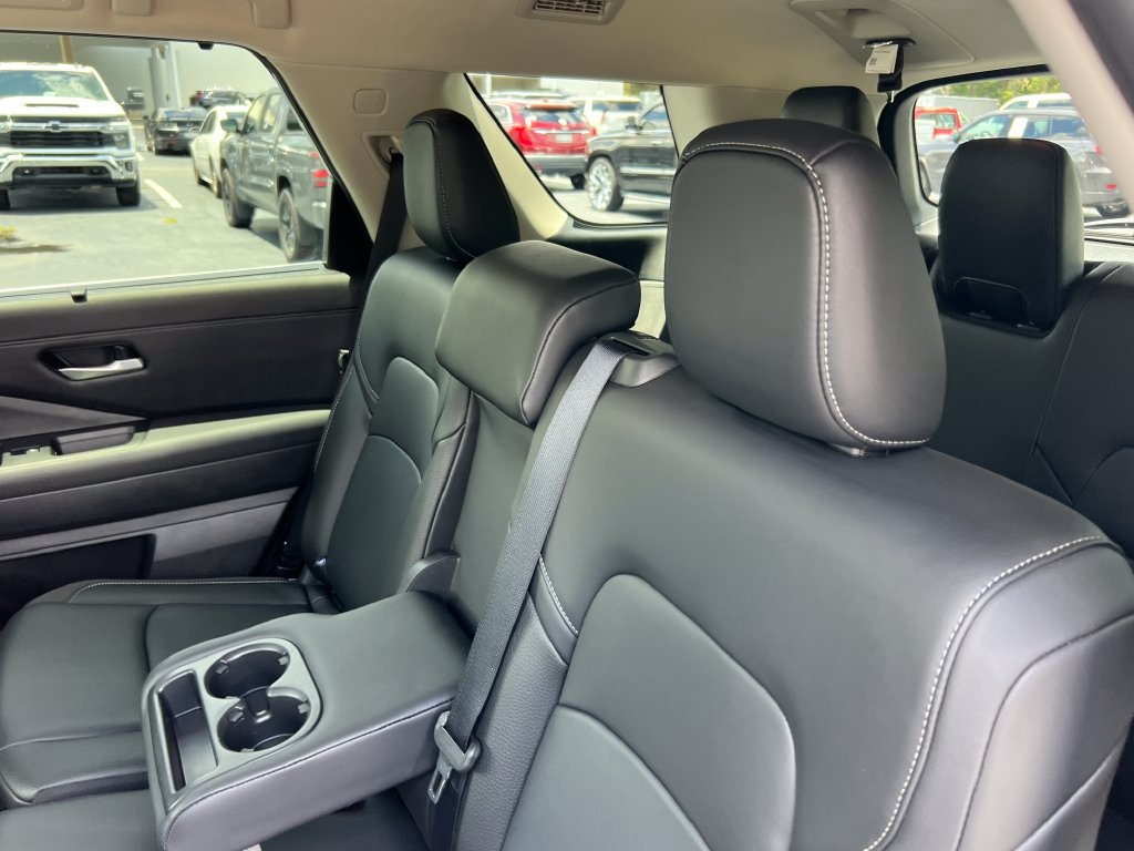 Used 2025 Nissan Pathfinder SL AWD/4WD image 16