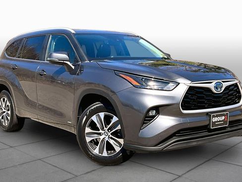 Used 2023 Toyota Highlander XLE AWD/4WD image 3